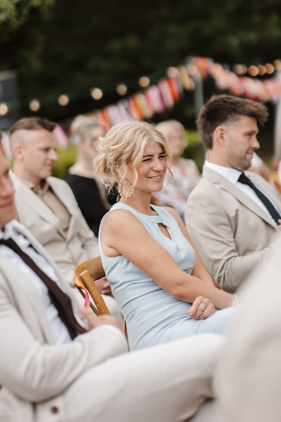 Gasten glimlachen tijdens de ceremonie